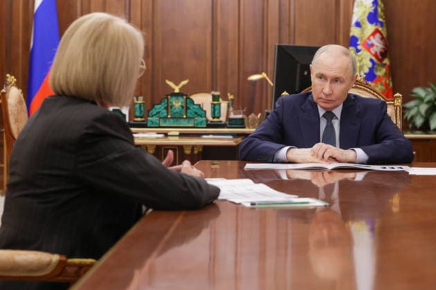RUSSIA, MOSCOW - AUGUST 17, 2026: Russia s President Vladimir Putin (R) and Nenets Autonomous Area Governor Irina Gekht hold a meeting at the Moscow Kremlin Moscow Russia  - ZUMAt113 20260817_zaa_t113_264 Copyright: xMikhailxMetzelx