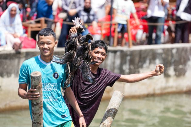 August 17, 2026, Banda Aceh, Aceh, Indonesia: A participant celebrates after successfully catching a duck during a duck-catching contest in the Lampaseh River, Banda Aceh, Aceh Province, Indonesia, on Monday. The event, which drew dozens of children and adults, is a traditional game held to celebrate the 81st anniversary of the Republic of Indonesia s independence. Banda Aceh Indonesia  - ZUMAi115 20260817_zip_i115_032 Copyright: xMuhammadxIqbalx