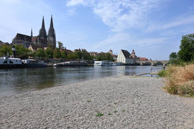 Niedrigwasser der Donau in Regensburg, Bayern. Hitze und Dürre haben in Europa zu teils historisch niedrigen Pegelständen geführt. Die Donau führt an mehreren Stellen so wenig Wasser wie nie seit Beginn der Aufzeichnungen. Die Folgen sind weitreichend. Der Fluss hat einen rekordniedrigen Wasserstand erreicht. *** Low Water Levels on the Danube in Regensburg, Bavaria: Heat and Drought Have Led to Water Levels in Some Parts of Europe That Are at Historic Lows. In several places, the Danube is carrying less water than at any time since records began. The consequences are far-reaching. The river has reached a record-low water level.