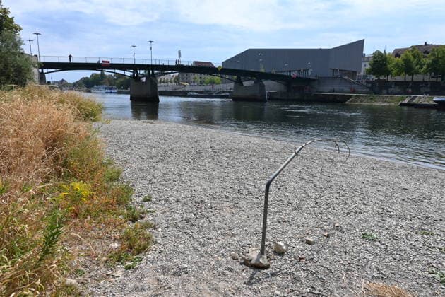 Niedrigwasser der Donau in Regensburg, Bayern. Hitze und Dürre haben in Europa zu teils historisch niedrigen Pegelständen geführt. Die Donau führt an mehreren Stellen so wenig Wasser wie nie seit Beginn der Aufzeichnungen. Die Folgen sind weitreichend. Der Fluss hat einen rekordniedrigen Wasserstand erreicht. *** Low Water Levels on the Danube in Regensburg, Bavaria: Heat and Drought Have Led to Water Levels in Some Parts of Europe That Are at Historic Lows. In several places, the Danube is carrying less water than at any time since records began. The consequences are far-reaching. The river has reached a record-low water level.