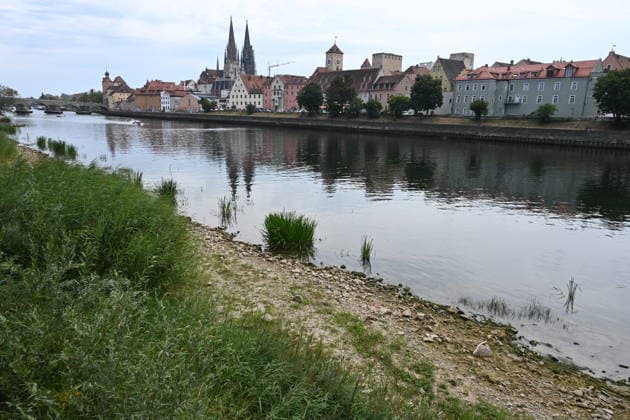 Niedrigwasser der Donau in Regensburg, Bayern. Hitze und Dürre haben in Europa zu teils historisch niedrigen Pegelständen geführt. Die Donau führt an mehreren Stellen so wenig Wasser wie nie seit Beginn der Aufzeichnungen. Die Folgen sind weitreichend. Der Fluss hat einen rekordniedrigen Wasserstand erreicht. *** Low Water Levels on the Danube in Regensburg, Bavaria: Heat and Drought Have Led to Water Levels in Some Parts of Europe That Are at Historic Lows. In several places, the Danube is carrying less water than at any time since records began. The consequences are far-reaching. The river has reached a record-low water level.