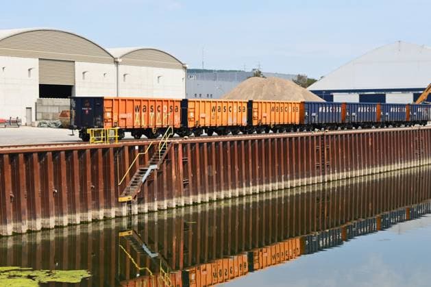 Niedrigwasser der Donau am Hafen in Regensburg, Bayern. Hitze und Dürre haben in Europa zu teils historisch niedrigen Pegelständen geführt. Die Donau führt an mehreren Stellen so wenig Wasser wie nie seit Beginn der Aufzeichnungen. Die Folgen sind weitreichend. Der Fluss hat einen rekordniedrigen Wasserstand erreicht. *** Low water levels on the Danube at the port in Regensburg, Bavaria. Heat and drought have led to water levels in Europe that are, in some cases, at historic lows. In several places, the Danube is carrying less water than at any time since records began. The consequences are far-reaching. The river has reached a record-low water level.