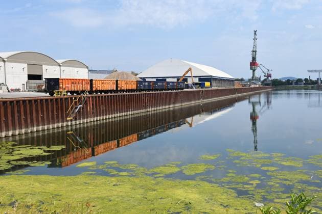 Niedrigwasser der Donau am Hafen in Regensburg, Bayern. Hitze und Dürre haben in Europa zu teils historisch niedrigen Pegelständen geführt. Die Donau führt an mehreren Stellen so wenig Wasser wie nie seit Beginn der Aufzeichnungen. Die Folgen sind weitreichend. Der Fluss hat einen rekordniedrigen Wasserstand erreicht. *** Low water levels on the Danube at the port in Regensburg, Bavaria. Heat and drought have led to water levels in Europe that are, in some cases, at historic lows. In several places, the Danube is carrying less water than at any time since records began. The consequences are far-reaching. The river has reached a record-low water level.
