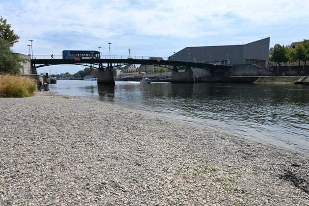 Niedrigwasser der Donau in Regensburg, Bayern. Hitze und Dürre haben in Europa zu teils historisch niedrigen Pegelständen geführt. Die Donau führt an mehreren Stellen so wenig Wasser wie nie seit Beginn der Aufzeichnungen. Die Folgen sind weitreichend. Der Fluss hat einen rekordniedrigen Wasserstand erreicht. *** Low Water Levels on the Danube in Regensburg, Bavaria: Heat and Drought Have Led to Water Levels in Some Parts of Europe That Are at Historic Lows. In several places, the Danube is carrying less water than at any time since records began. The consequences are far-reaching. The river has reached a record-low water level.
