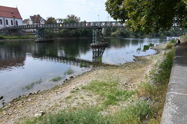 Niedrigwasser der Donau in Regensburg, Bayern. Hitze und Dürre haben in Europa zu teils historisch niedrigen Pegelständen geführt. Die Donau führt an mehreren Stellen so wenig Wasser wie nie seit Beginn der Aufzeichnungen. Die Folgen sind weitreichend. Der Fluss hat einen rekordniedrigen Wasserstand erreicht. *** Low Water Levels on the Danube in Regensburg, Bavaria: Heat and Drought Have Led to Water Levels in Some Parts of Europe That Are at Historic Lows. In several places, the Danube is carrying less water than at any time since records began. The consequences are far-reaching. The river has reached a record-low water level.