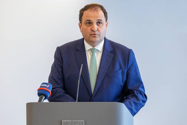 17.08.2026. Düsseldorf. Nathanael Liminski (Minister und Chef der NRW-Staatskanzlei). Wir gemeinsam für Olympia: Landesregierung und Sozialpartner unterzeichnen gemeinsames Bekenntnis zur Bewerbung KölnRheinRuhr. Es bekennen sich die NRW-Landesregierung, die Landesvereinigung der Unternehmensverbände Nordrhein-Westfalen (unternehmer nrw) und der Deutsche Gewerkschaftsbund Nordrhein-Westfalen gemeinsam zur Bewerbung KölnRheinRuhr. Düsseldorf Staatskanzlei Nordrhein-Westfalen Deutschland *** August 17, 2026, Düsseldorf—Nathanael Liminski, Minister and Head of the North Rhine-Westphalia State Chancellery: Together for the Olympics —The State Government and Social Partners Sign a Joint Commitment to the Cologne-Rhine-Ruhr Bid. The