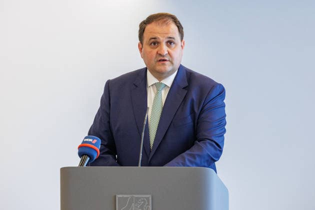 17.08.2026. Düsseldorf. Nathanael Liminski (Minister und Chef der NRW-Staatskanzlei). Wir gemeinsam für Olympia: Landesregierung und Sozialpartner unterzeichnen gemeinsames Bekenntnis zur Bewerbung KölnRheinRuhr. Es bekennen sich die NRW-Landesregierung, die Landesvereinigung der Unternehmensverbände Nordrhein-Westfalen (unternehmer nrw) und der Deutsche Gewerkschaftsbund Nordrhein-Westfalen gemeinsam zur Bewerbung KölnRheinRuhr. Düsseldorf Staatskanzlei Nordrhein-Westfalen Deutschland *** August 17, 2026, Düsseldorf—Nathanael Liminski, Minister and Head of the North Rhine-Westphalia State Chancellery: Together for the Olympics —The State Government and Social Partners Sign a Joint Commitment to the Cologne-Rhine-Ruhr Bid. The