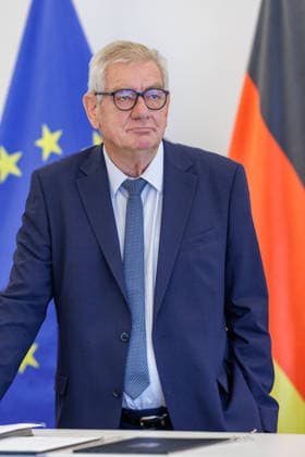 17.08.2026. Düsseldorf. Arndt G. Kirchhoff (Unternehmerpräsident). Wir gemeinsam für Olympia: Landesregierung und Sozialpartner unterzeichnen gemeinsames Bekenntnis zur Bewerbung KölnRheinRuhr. Es bekennen sich die NRW-Landesregierung, die Landesvereinigung der Unternehmensverbände Nordrhein-Westfalen (unternehmer nrw) und der Deutsche Gewerkschaftsbund Nordrhein-Westfalen gemeinsam zur Bewerbung KölnRheinRuhr. Düsseldorf Staatskanzlei Nordrhein-Westfalen Deutschland *** August 17, 2026, Düsseldorf Arndt G. Kirchhoff, President of the Employers’ Association Together for the Olympics : State Government and Social Partners Sign Joint Commitment to the Cologne-Rhine-Ruhr Bid The North Rhine-Westphalia state government, the State
