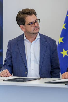 17.08.2026. Düsseldorf. Thorben Albrecht (Vorsitzender DGB NRW). Wir gemeinsam für Olympia: Landesregierung und Sozialpartner unterzeichnen gemeinsames Bekenntnis zur Bewerbung KölnRheinRuhr. Es bekennen sich die NRW-Landesregierung, die Landesvereinigung der Unternehmensverbände Nordrhein-Westfalen (unternehmer nrw) und der Deutsche Gewerkschaftsbund Nordrhein-Westfalen gemeinsam zur Bewerbung KölnRheinRuhr. Düsseldorf Staatskanzlei Nordrhein-Westfalen Deutschland *** August 17, 2026, Düsseldorf—Thorben Albrecht, Chair of DGB NRW: Together for the Olympics —State Government and Social Partners Sign Joint Commitment to the Cologne-Rhine-Ruhr Bid. The state government of North Rhine-Westphalia, the State Association of Business
