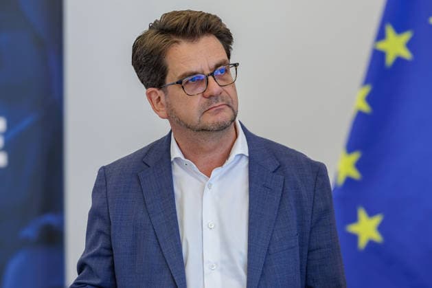 17.08.2026. Düsseldorf. Thorben Albrecht (Vorsitzender DGB NRW). Wir gemeinsam für Olympia: Landesregierung und Sozialpartner unterzeichnen gemeinsames Bekenntnis zur Bewerbung KölnRheinRuhr. Es bekennen sich die NRW-Landesregierung, die Landesvereinigung der Unternehmensverbände Nordrhein-Westfalen (unternehmer nrw) und der Deutsche Gewerkschaftsbund Nordrhein-Westfalen gemeinsam zur Bewerbung KölnRheinRuhr. Düsseldorf Staatskanzlei Nordrhein-Westfalen Deutschland *** August 17, 2026, Düsseldorf—Thorben Albrecht, Chair of DGB NRW: Together for the Olympics —State Government and Social Partners Sign Joint Commitment to the Cologne-Rhine-Ruhr Bid. The state government of North Rhine-Westphalia, the State Association of Business