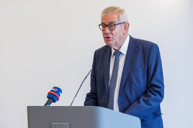 17.08.2026. Düsseldorf. Arndt G. Kirchhoff (Unternehmerpräsident). Wir gemeinsam für Olympia: Landesregierung und Sozialpartner unterzeichnen gemeinsames Bekenntnis zur Bewerbung KölnRheinRuhr. Es bekennen sich die NRW-Landesregierung, die Landesvereinigung der Unternehmensverbände Nordrhein-Westfalen (unternehmer nrw) und der Deutsche Gewerkschaftsbund Nordrhein-Westfalen gemeinsam zur Bewerbung KölnRheinRuhr. Düsseldorf Staatskanzlei Nordrhein-Westfalen Deutschland *** August 17, 2026, Düsseldorf Arndt G. Kirchhoff, President of the Employers’ Association Together for the Olympics : State Government and Social Partners Sign Joint Commitment to the Cologne-Rhine-Ruhr Bid The North Rhine-Westphalia state government, the State