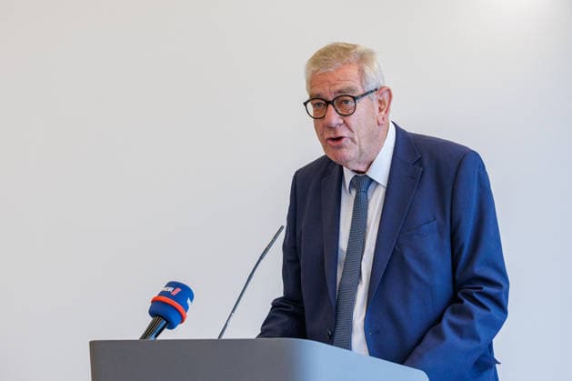 17.08.2026. Düsseldorf. Arndt G. Kirchhoff (Unternehmerpräsident). Wir gemeinsam für Olympia: Landesregierung und Sozialpartner unterzeichnen gemeinsames Bekenntnis zur Bewerbung KölnRheinRuhr. Es bekennen sich die NRW-Landesregierung, die Landesvereinigung der Unternehmensverbände Nordrhein-Westfalen (unternehmer nrw) und der Deutsche Gewerkschaftsbund Nordrhein-Westfalen gemeinsam zur Bewerbung KölnRheinRuhr. Düsseldorf Staatskanzlei Nordrhein-Westfalen Deutschland *** August 17, 2026, Düsseldorf Arndt G. Kirchhoff, President of the Employers’ Association Together for the Olympics : State Government and Social Partners Sign Joint Commitment to the Cologne-Rhine-Ruhr Bid The North Rhine-Westphalia state government, the State