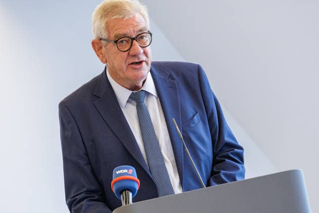 17.08.2026. Düsseldorf. Arndt G. Kirchhoff (Unternehmerpräsident). Wir gemeinsam für Olympia: Landesregierung und Sozialpartner unterzeichnen gemeinsames Bekenntnis zur Bewerbung KölnRheinRuhr. Es bekennen sich die NRW-Landesregierung, die Landesvereinigung der Unternehmensverbände Nordrhein-Westfalen (unternehmer nrw) und der Deutsche Gewerkschaftsbund Nordrhein-Westfalen gemeinsam zur Bewerbung KölnRheinRuhr. Düsseldorf Staatskanzlei Nordrhein-Westfalen Deutschland *** August 17, 2026, Düsseldorf Arndt G. Kirchhoff, President of the Employers’ Association Together for the Olympics : State Government and Social Partners Sign Joint Commitment to the Cologne-Rhine-Ruhr Bid The North Rhine-Westphalia state government, the State