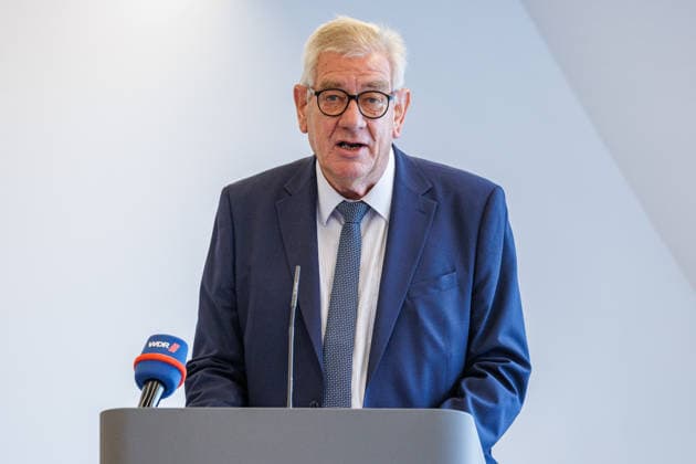 17.08.2026. Düsseldorf. Arndt G. Kirchhoff (Unternehmerpräsident). Wir gemeinsam für Olympia: Landesregierung und Sozialpartner unterzeichnen gemeinsames Bekenntnis zur Bewerbung KölnRheinRuhr. Es bekennen sich die NRW-Landesregierung, die Landesvereinigung der Unternehmensverbände Nordrhein-Westfalen (unternehmer nrw) und der Deutsche Gewerkschaftsbund Nordrhein-Westfalen gemeinsam zur Bewerbung KölnRheinRuhr. Düsseldorf Staatskanzlei Nordrhein-Westfalen Deutschland *** August 17, 2026, Düsseldorf Arndt G. Kirchhoff, President of the Employers’ Association Together for the Olympics : State Government and Social Partners Sign Joint Commitment to the Cologne-Rhine-Ruhr Bid The North Rhine-Westphalia state government, the State