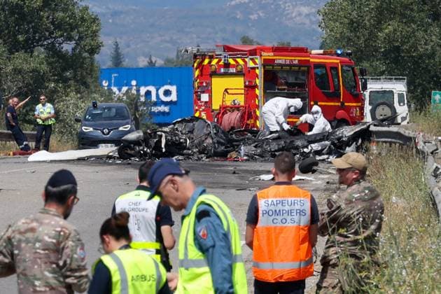 Military aircraft crash on the D113 near Salon-de-Provence PHOTOPQR LA PROVENCE Gilles BADER Marseille, August 17, 2026 Military aircraft crash on the D113 near Salon-de-Provence A military aircraft crashed in Salon-de Provence, in southern France, on August 17, following an incident during a training flight. Marseille, BDR France  Copyright: xPHOTOPQR LAxPROVENCE MAXPPPxGillesxBADERx 20260817PVL3025 20260817PVL3025