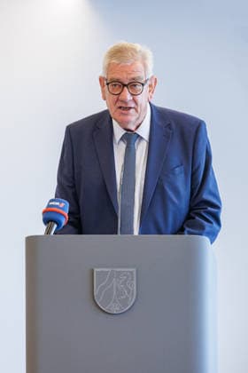 17.08.2026. Düsseldorf. Arndt G. Kirchhoff (Unternehmerpräsident). Wir gemeinsam für Olympia: Landesregierung und Sozialpartner unterzeichnen gemeinsames Bekenntnis zur Bewerbung KölnRheinRuhr. Es bekennen sich die NRW-Landesregierung, die Landesvereinigung der Unternehmensverbände Nordrhein-Westfalen (unternehmer nrw) und der Deutsche Gewerkschaftsbund Nordrhein-Westfalen gemeinsam zur Bewerbung KölnRheinRuhr. Düsseldorf Staatskanzlei Nordrhein-Westfalen Deutschland *** August 17, 2026, Düsseldorf Arndt G. Kirchhoff, President of the Employers’ Association Together for the Olympics : State Government and Social Partners Sign Joint Commitment to the Cologne-Rhine-Ruhr Bid The North Rhine-Westphalia state government, the State