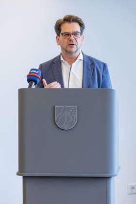 17.08.2026. Düsseldorf. Thorben Albrecht (Vorsitzender DGB NRW). Wir gemeinsam für Olympia: Landesregierung und Sozialpartner unterzeichnen gemeinsames Bekenntnis zur Bewerbung KölnRheinRuhr. Es bekennen sich die NRW-Landesregierung, die Landesvereinigung der Unternehmensverbände Nordrhein-Westfalen (unternehmer nrw) und der Deutsche Gewerkschaftsbund Nordrhein-Westfalen gemeinsam zur Bewerbung KölnRheinRuhr. Düsseldorf Staatskanzlei Nordrhein-Westfalen Deutschland *** August 17, 2026, Düsseldorf—Thorben Albrecht, Chair of DGB NRW: Together for the Olympics —State Government and Social Partners Sign Joint Commitment to the Cologne-Rhine-Ruhr Bid. The state government of North Rhine-Westphalia, the State Association of Business