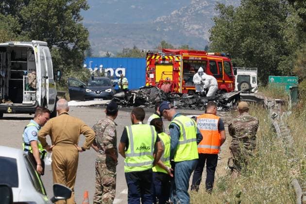 Military aircraft crash on the D113 near Salon-de-Provence PHOTOPQR LA PROVENCE Gilles BADER Marseille, August 17, 2026 Military aircraft crash on the D113 near Salon-de-Provence A military aircraft crashed in Salon-de Provence, in southern France, on August 17, following an incident during a training flight. Marseille, BDR France  Copyright: xPHOTOPQR LAxPROVENCE MAXPPPxGillesxBADERx 20260817PVL3028 20260817PVL3028