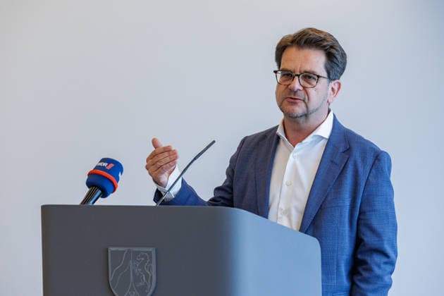 17.08.2026. Düsseldorf. Thorben Albrecht (Vorsitzender DGB NRW). Wir gemeinsam für Olympia: Landesregierung und Sozialpartner unterzeichnen gemeinsames Bekenntnis zur Bewerbung KölnRheinRuhr. Es bekennen sich die NRW-Landesregierung, die Landesvereinigung der Unternehmensverbände Nordrhein-Westfalen (unternehmer nrw) und der Deutsche Gewerkschaftsbund Nordrhein-Westfalen gemeinsam zur Bewerbung KölnRheinRuhr. Düsseldorf Staatskanzlei Nordrhein-Westfalen Deutschland *** August 17, 2026, Düsseldorf—Thorben Albrecht, Chair of DGB NRW: Together for the Olympics —State Government and Social Partners Sign Joint Commitment to the Cologne-Rhine-Ruhr Bid. The state government of North Rhine-Westphalia, the State Association of Business