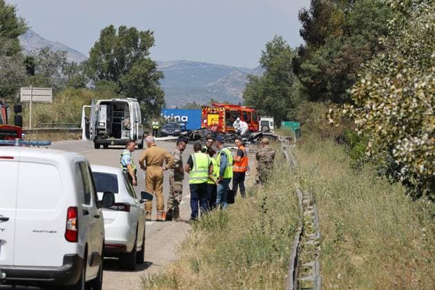 Military aircraft crash on the D113 near Salon-de-Provence PHOTOPQR LA PROVENCE Gilles BADER Marseille, August 17, 2026 Military aircraft crash on the D113 near Salon-de-Provence A military aircraft crashed in Salon-de Provence, in southern France, on August 17, following an incident during a training flight. Marseille, BDR France  Copyright: xPHOTOPQR LAxPROVENCE MAXPPPxGillesxBADERx 20260817PVL3029 20260817PVL3029