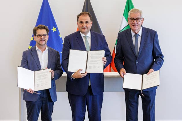 17.08.2026. Düsseldorf. (l-r): Thorben Albrecht (Vorsitzender DGB NRW), Nathanael Liminski (Minister und Chef der NRW-Staatskanzlei) und Arndt G. Kirchhoff (Unternehmerpräsident). Wir gemeinsam für Olympia: Landesregierung und Sozialpartner unterzeichnen gemeinsames Bekenntnis zur Bewerbung KölnRheinRuhr. Es bekennen sich die NRW-Landesregierung, die Landesvereinigung der Unternehmensverbände Nordrhein-Westfalen (unternehmer nrw) und der Deutsche Gewerkschaftsbund Nordrhein-Westfalen gemeinsam zur Bewerbung KölnRheinRuhr. Düsseldorf Staatskanzlei Nordrhein-Westfalen Deutschland *** August 17, 2026, Düsseldorf Thorben Albrecht, Chair of DGB NRW, Nathanael Liminski, Minister and Head of the NRW State Chancellery, and Arndt G. K