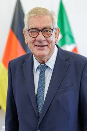 17.08.2026. Düsseldorf. Arndt G. Kirchhoff (Unternehmerpräsident). Wir gemeinsam für Olympia: Landesregierung und Sozialpartner unterzeichnen gemeinsames Bekenntnis zur Bewerbung KölnRheinRuhr. Es bekennen sich die NRW-Landesregierung, die Landesvereinigung der Unternehmensverbände Nordrhein-Westfalen (unternehmer nrw) und der Deutsche Gewerkschaftsbund Nordrhein-Westfalen gemeinsam zur Bewerbung KölnRheinRuhr. Düsseldorf Staatskanzlei Nordrhein-Westfalen Deutschland *** August 17, 2026, Düsseldorf Arndt G. Kirchhoff, President of the Employers’ Association Together for the Olympics : State Government and Social Partners Sign Joint Commitment to the Cologne-Rhine-Ruhr Bid The North Rhine-Westphalia state government, the State