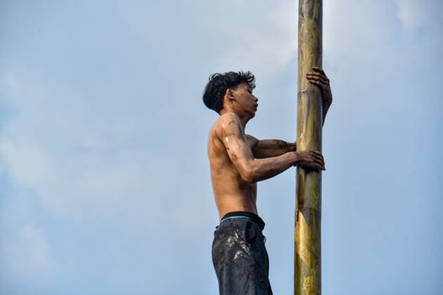 August 17, 2026, Bandung Regency, West Java, Indonesia: Participants climb a pole coated in oil and mud, with prizes placed at the top, during a competition locally known as Panjat Pinang to commemorate the 81st anniversary of the Republic of Indonesia s independence in Lengkong Village, Bandung Regency, Indonesia. Bandung Regency Indonesia  - ZUMAr272 20260817_zip_r272_015 Copyright: xDimasxRachmatsyahx