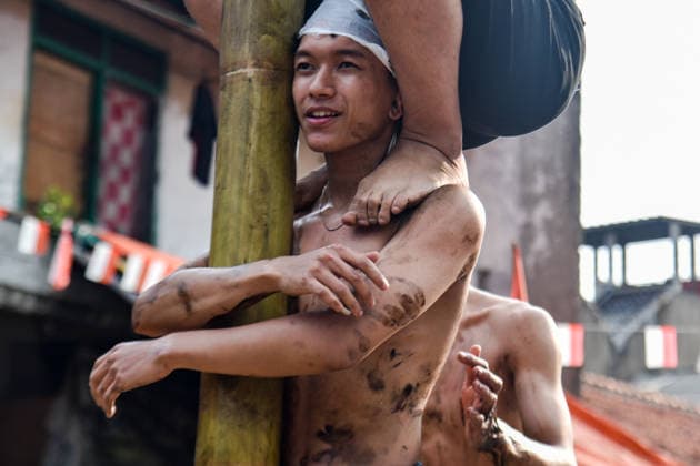August 17, 2026, Bandung Regency, West Java, Indonesia: Participants climb a pole coated in oil and mud, with prizes placed at the top, during a competition locally known as Panjat Pinang to commemorate the 81st anniversary of the Republic of Indonesia s independence in Lengkong Village, Bandung Regency, Indonesia. Bandung Regency Indonesia  - ZUMAr272 20260817_zip_r272_027 Copyright: xDimasxRachmatsyahx