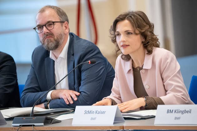Elisabeth Kaiser, Staatsministerin und Beauftragte der Bundesregierung für Ostdeutschland, zu Beginn der Veranstaltung;Branchendialog Startups und Scaleups in Ostdeutschland im Bundesministerium der Finanzen (BMI) in Berlin, Berlin Berlin Deutschland BMF Matthias-Erzberger-Saal *** Elisabeth Kaiser, Minister of State and Federal Government Commissioner for Eastern Germany, at the start of the event Industry Dialogue: Startups and Scaleups in Eastern Germany at the Federal Ministry of Finance (BMF) in Berlin, Berlin, Germany, in the Matthias Erzberger Hall