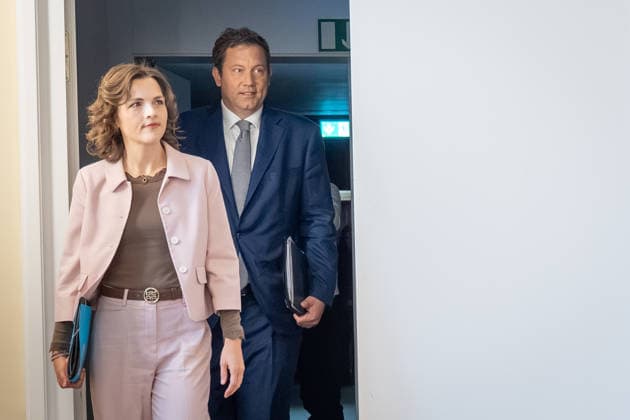 Lars Klingbeil, Bundesminister der Finanzen, gemeinsam mit Elisabeth Kaiser, Staatsministerin und Beauftragte der Bundesregierung für Ostdeutschland, zu Beginn der Veranstaltung;Branchendialog Startups und Scaleups in Ostdeutschland im Bundesministerium der Finanzen (BMI) in Berlin, Berlin Berlin Deutschland BMF Matthias-Erzberger-Saal *** Lars Klingbeil, Federal Minister of Finance, together with Elisabeth Kaiser, Minister of State and Federal Government Commissioner for Eastern Germany, at the start of the event Industry Dialogue: Startups and Scaleups in Eastern Germany at the Federal Ministry of Finance (BMI) in Berlin, Berlin, Germany, BMF Matthias Erzberger Hall