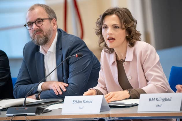 Elisabeth Kaiser, Staatsministerin und Beauftragte der Bundesregierung für Ostdeutschland, zu Beginn der Veranstaltung;Branchendialog Startups und Scaleups in Ostdeutschland im Bundesministerium der Finanzen (BMI) in Berlin, Berlin Berlin Deutschland BMF Matthias-Erzberger-Saal *** Elisabeth Kaiser, Minister of State and Federal Government Commissioner for Eastern Germany, at the start of the event Industry Dialogue: Startups and Scaleups in Eastern Germany at the Federal Ministry of Finance (BMF) in Berlin, Berlin, Germany, in the Matthias Erzberger Hall