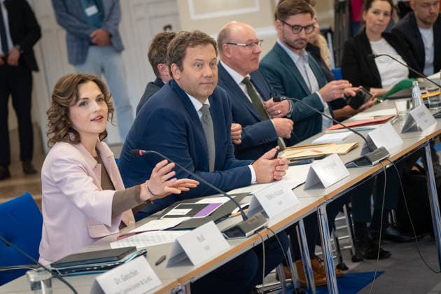 Lars Klingbeil, Bundesminister der Finanzen, gemeinsam mit Elisabeth Kaiser, Staatsministerin und Beauftragte der Bundesregierung für Ostdeutschland, zu Beginn der Veranstaltung;Branchendialog Startups und Scaleups in Ostdeutschland im Bundesministerium der Finanzen (BMI) in Berlin, Berlin Berlin Deutschland BMF Matthias-Erzberger-Saal *** Lars Klingbeil, Federal Minister of Finance, together with Elisabeth Kaiser, Minister of State and Federal Government Commissioner for Eastern Germany, at the start of the event Industry Dialogue: Startups and Scaleups in Eastern Germany at the Federal Ministry of Finance (BMI) in Berlin, Berlin, Germany, BMF Matthias Erzberger Hall