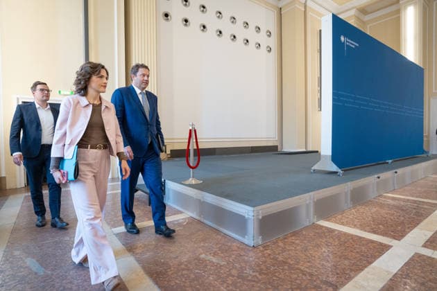 Lars Klingbeil, Bundesminister der Finanzen, gemeinsam mit Elisabeth Kaiser, Staatsministerin und Beauftragte der Bundesregierung für Ostdeutschland, zu Beginn der Veranstaltung;Branchendialog Startups und Scaleups in Ostdeutschland im Bundesministerium der Finanzen (BMI) in Berlin, Berlin Berlin Deutschland BMF Matthias-Erzberger-Saal *** Lars Klingbeil, Federal Minister of Finance, together with Elisabeth Kaiser, Minister of State and Federal Government Commissioner for Eastern Germany, at the start of the event Industry Dialogue: Startups and Scaleups in Eastern Germany at the Federal Ministry of Finance (BMI) in Berlin, Berlin, Germany, BMF Matthias Erzberger Hall