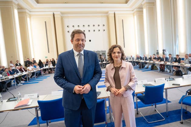 Lars Klingbeil, Bundesminister der Finanzen, gemeinsam mit Elisabeth Kaiser, Staatsministerin und Beauftragte der Bundesregierung für Ostdeutschland, zu Beginn der Veranstaltung;Branchendialog Startups und Scaleups in Ostdeutschland im Bundesministerium der Finanzen (BMI) in Berlin, Berlin Berlin Deutschland BMF Matthias-Erzberger-Saal *** Lars Klingbeil, Federal Minister of Finance, together with Elisabeth Kaiser, Minister of State and Federal Government Commissioner for Eastern Germany, at the start of the event Industry Dialogue: Startups and Scaleups in Eastern Germany at the Federal Ministry of Finance (BMI) in Berlin, Berlin, Germany, BMF Matthias Erzberger Hall