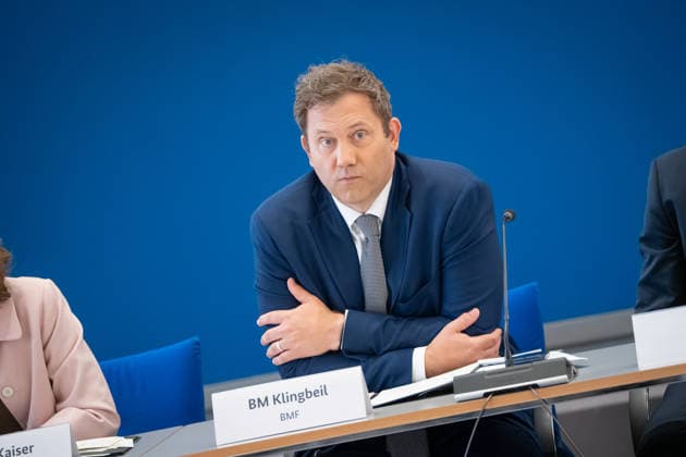 Lars Klingbeil, Bundesminister der Finanzen, zu Beginn der Veranstaltung;Branchendialog Startups und Scaleups in Ostdeutschland im Bundesministerium der Finanzen (BMI) in Berlin, Berlin Berlin Deutschland BMF Matthias-Erzberger-Saal *** Lars Klingbeil, Federal Minister of Finance, at the start of the event Industry Dialogue: Startups and Scaleups in Eastern Germany at the Federal Ministry of Finance (BMF) in Berlin, Berlin, Germany, in the Matthias Erzberger Hall