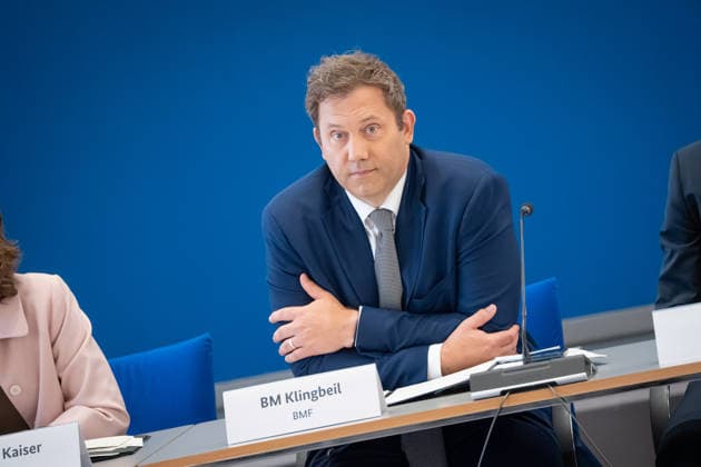 Lars Klingbeil, Bundesminister der Finanzen, zu Beginn der Veranstaltung;Branchendialog Startups und Scaleups in Ostdeutschland im Bundesministerium der Finanzen (BMI) in Berlin, Berlin Berlin Deutschland BMF Matthias-Erzberger-Saal *** Lars Klingbeil, Federal Minister of Finance, at the start of the event Industry Dialogue: Startups and Scaleups in Eastern Germany at the Federal Ministry of Finance (BMF) in Berlin, Berlin, Germany, in the Matthias Erzberger Hall