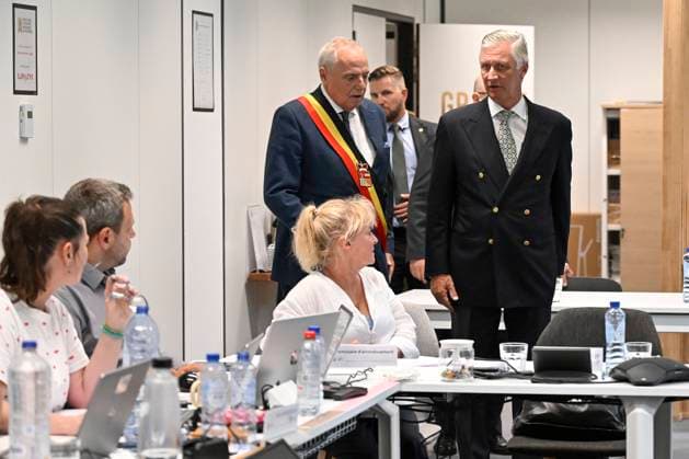 King Philippe of Belgium in the High Fens VOTTEM, BELGIUM - AUGUST 17 : King Philippe of Belgium, in the presence of Herve Jamar, Governor of the province of Liege meets with teams mobilized against the High Fens wildfire and for public safety during his visit to the provincial crisis center in Vottem, on August 17, 2026 in Vottem, Belgium, 17 08 2026 Vottem Belgium  Copyright: xDhax