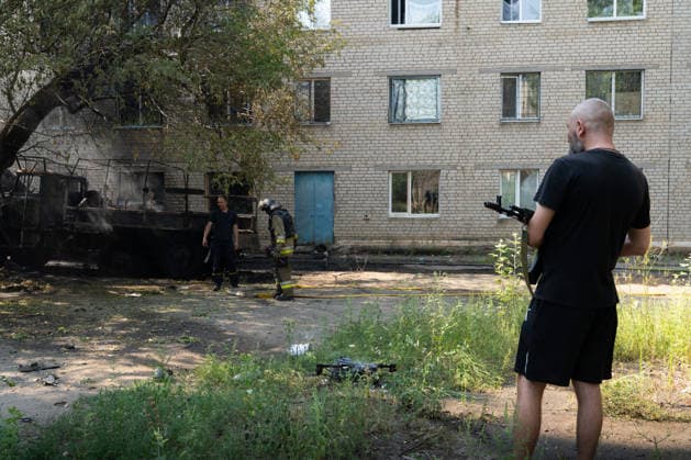 August 17, 2026, Kramatorsk, Donetsk Oblast, Ukraine: Ukrainian firefighters extinguish burning vehicles following a Russian FPV drone strike in a residential neighbourhood. The attack comes as Russia intensifies its use of drones across the Donetsk region, in Kramatorsk, Donetsk Oblast, Ukraine. Kramatorsk Ukraine - ZUMAm350 20260817_zip_m350_029 Copyright: xCameronxJones-Manleyx