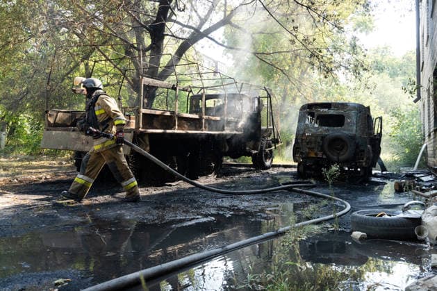 August 17, 2026, Kramatorsk, Donetsk Oblast, Ukraine: Ukrainian firefighters extinguish burning vehicles following a Russian FPV drone strike in a residential neighbourhood. The attack comes as Russia intensifies its use of drones across the Donetsk region, in Kramatorsk, Donetsk Oblast, Ukraine. Kramatorsk Ukraine  - ZUMAm350 20260817_zip_m350_034 Copyright: xCameronxJones-Manleyx