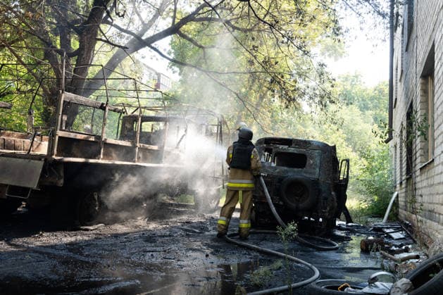 August 17, 2026, Kramatorsk, Donetsk Oblast, Ukraine: Ukrainian firefighters extinguish burning vehicles following a Russian FPV drone strike in a residential neighbourhood. The attack comes as Russia intensifies its use of drones across the Donetsk region, in Kramatorsk, Donetsk Oblast, Ukraine. Kramatorsk Ukraine  - ZUMAm350 20260817_zip_m350_032 Copyright: xCameronxJones-Manleyx