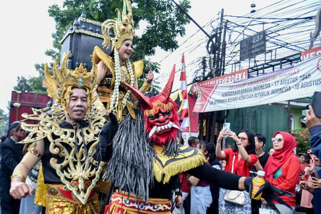 August 17, 2026, Bandung, West Java, Indonesia: People wearing creative costumes walk during parade to celebrate the 81st anniversary of Indonesia s independence in Bandung, Indonesia. Bandung Indonesia - ZUMAr272 20260817_zip_r272_032 Copyright: xDimasxRachmatsyahx