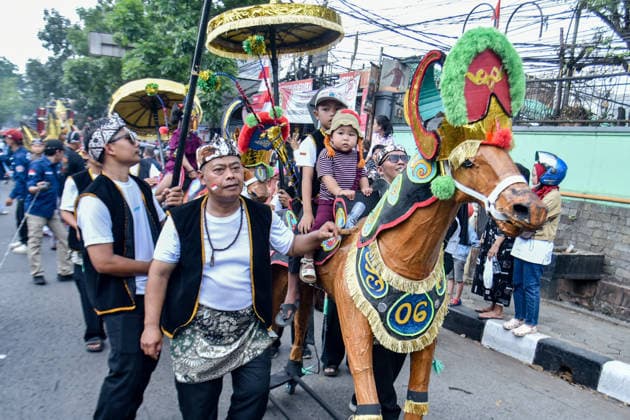 August 17, 2026, Bandung, West Java, Indonesia: People wearing creative costumes walk during parade to celebrate the 81st anniversary of Indonesia s independence in Bandung, Indonesia. Bandung Indonesia - ZUMAr272 20260817_zip_r272_033 Copyright: xDimasxRachmatsyahx