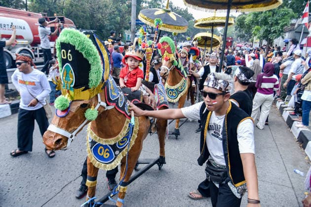 August 17, 2026, Bandung, West Java, Indonesia: People wearing creative costumes walk during parade to celebrate the 81st anniversary of Indonesia s independence in Bandung, Indonesia. Bandung Indonesia  - ZUMAr272 20260817_zip_r272_035 Copyright: xDimasxRachmatsyahx
