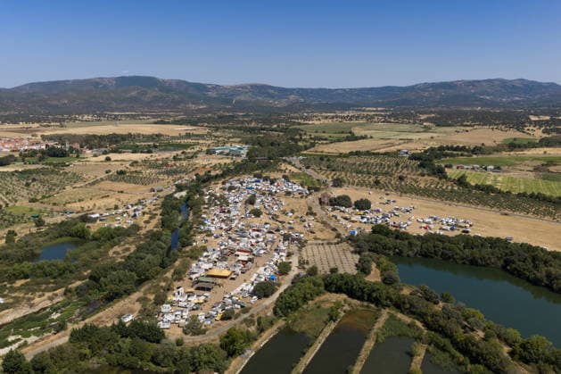 The Civil Guard s security operation remains active due to the illegal festival in La Granja, Cáceres. Aerial view of the makeshift campground, August 17, 2026, in La Granja, Cáceres, Extremadura, Spain. The Civil Guard is maintaining the security operation established in response to the illegal party in the municipality of La Granja, Cáceres, where some 3,000 people have been participating since last Friday in a rave near the town’s natural swimming pool. AUGUST 17, 2026 La Granja, Cáceres, Extremadura La Granja, Cáceres, Extremadura, Spain  Copyright: xCarlosxCriadox 7718679