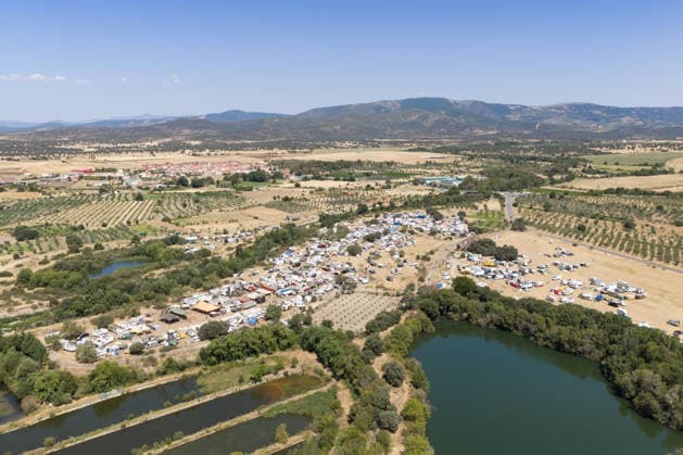 The Civil Guard s security operation remains active due to the illegal festival in La Granja, Cáceres. Aerial view of the makeshift campground, August 17, 2026, in La Granja, Cáceres, Extremadura, Spain. The Civil Guard is maintaining the security operation established in response to the illegal party in the municipality of La Granja, Cáceres, where some 3,000 people have been participating since last Friday in a rave near the town’s natural swimming pool. AUGUST 17, 2026 La Granja, Cáceres, Extremadura La Granja, Cáceres, Extremadura, Spain  Copyright: xCarlosxCriadox 7718680