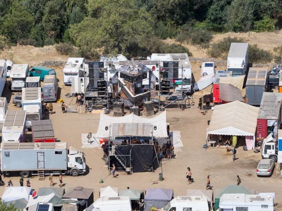 The Civil Guard s security operation remains active due to the illegal festival in La Granja, Cáceres. Aerial view of the makeshift campground, August 17, 2026, in La Granja, Cáceres, Extremadura, Spain. The Civil Guard is maintaining the security operation established in response to the illegal party in the municipality of La Granja, Cáceres, where some 3,000 people have been participating since last Friday in a rave near the town’s natural swimming pool. AUGUST 17, 2026 La Granja, Cáceres, Extremadura La Granja, Cáceres, Extremadura, Spain  Copyright: xCarlosxCriadox 7718672