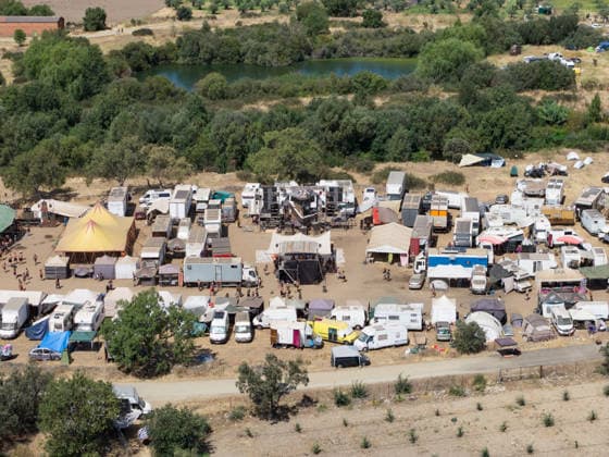 The Civil Guard s security operation remains active due to the illegal festival in La Granja, Cáceres. Aerial view of the makeshift campground, August 17, 2026, in La Granja, Cáceres, Extremadura, Spain. The Civil Guard is maintaining the security operation established in response to the illegal party in the municipality of La Granja, Cáceres, where some 3,000 people have been participating since last Friday in a rave near the town’s natural swimming pool. AUGUST 17, 2026 La Granja, Cáceres, Extremadura La Granja, Cáceres, Extremadura, Spain  Copyright: xCarlosxCriadox 7718673