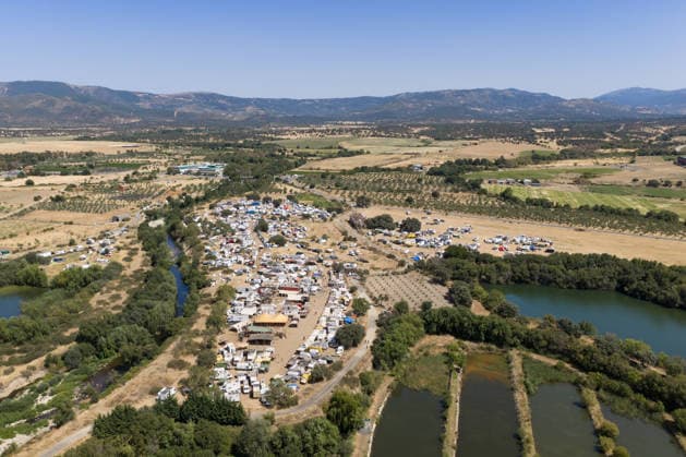 The Civil Guard s security operation remains active due to the illegal festival in La Granja, Cáceres. Aerial view of the makeshift campground, August 17, 2026, in La Granja, Cáceres, Extremadura, Spain. The Civil Guard is maintaining the security operation established in response to the illegal party in the municipality of La Granja, Cáceres, where some 3,000 people have been participating since last Friday in a rave near the town’s natural swimming pool. AUGUST 17, 2026 La Granja, Cáceres, Extremadura La Granja, Cáceres, Extremadura, Spain  Copyright: xCarlosxCriadox 7718674