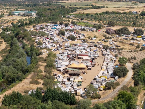 The Civil Guard s security operation remains active due to the illegal festival in La Granja, Cáceres. Aerial view of the makeshift campground, August 17, 2026, in La Granja, Cáceres, Extremadura, Spain. The Civil Guard is maintaining the security operation established in response to the illegal party in the municipality of La Granja, Cáceres, where some 3,000 people have been participating since last Friday in a rave near the town’s natural swimming pool. AUGUST 17, 2026 La Granja, Cáceres, Extremadura La Granja, Cáceres, Extremadura, Spain  Copyright: xCarlosxCriadox 7718675