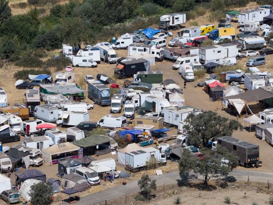 The Civil Guard s security operation remains active due to the illegal festival in La Granja, Cáceres. Aerial view of the makeshift campground, August 17, 2026, in La Granja, Cáceres, Extremadura, Spain. The Civil Guard is maintaining the security operation established in response to the illegal party in the municipality of La Granja, Cáceres, where some 3,000 people have been participating since last Friday in a rave near the town’s natural swimming pool. AUGUST 17, 2026 La Granja, Cáceres, Extremadura La Granja, Cáceres, Extremadura, Spain  Copyright: xCarlosxCriadox 7718676